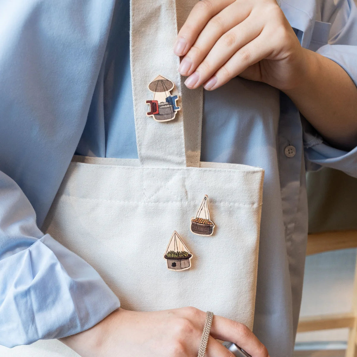 Pin Gỗ Biểu Tượng Bán Hàng Rong Việt Nam