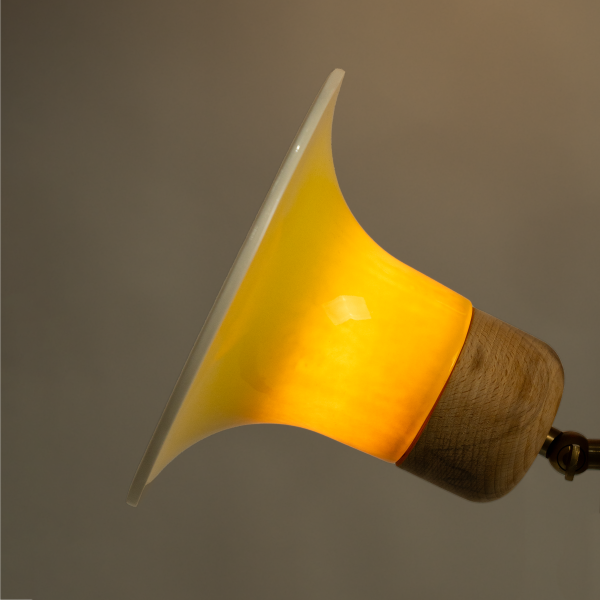 LOUDHAILER FLOOR LAMP