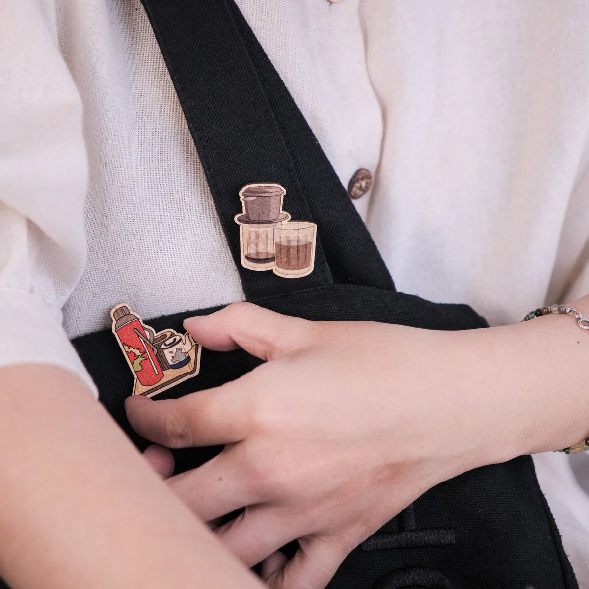 Pin Gỗ Biểu Tượng Việt Nam