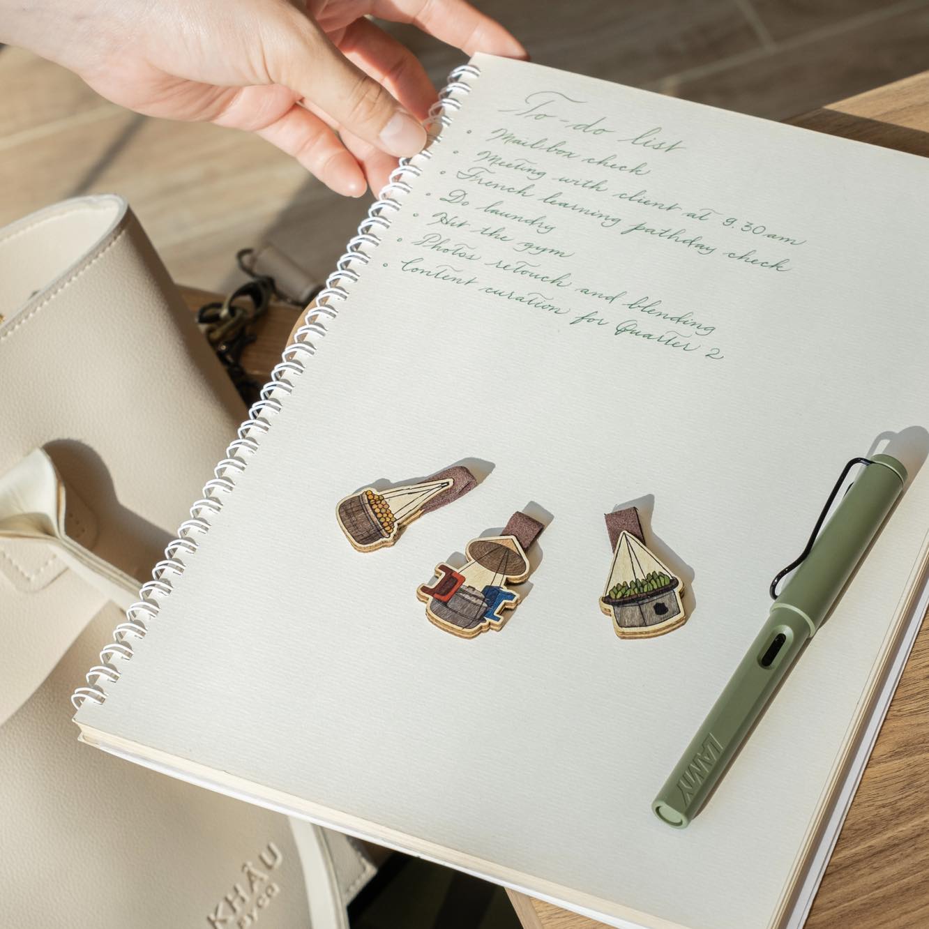 Kẹp Sách Gỗ Biểu Tượng Bán Hàng Rong Việt Nam