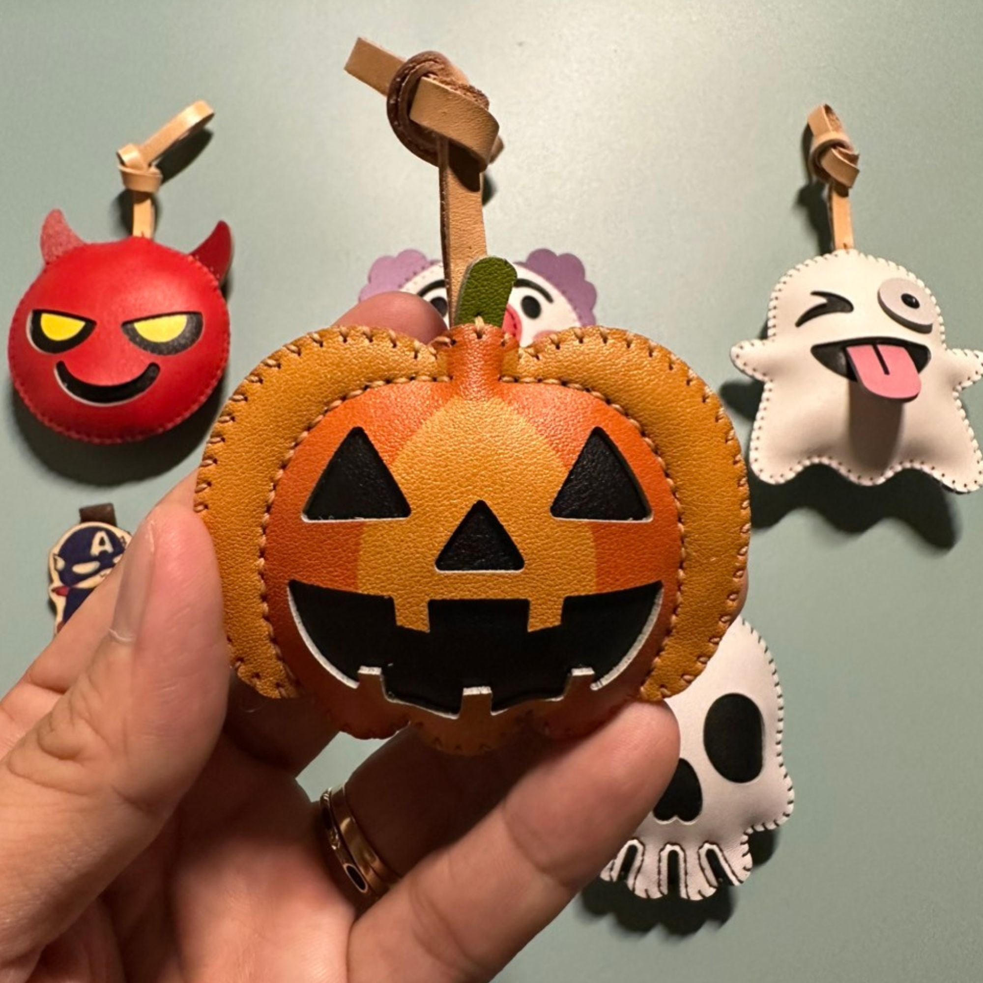 BST móc khóa da  chủ đề Halloween