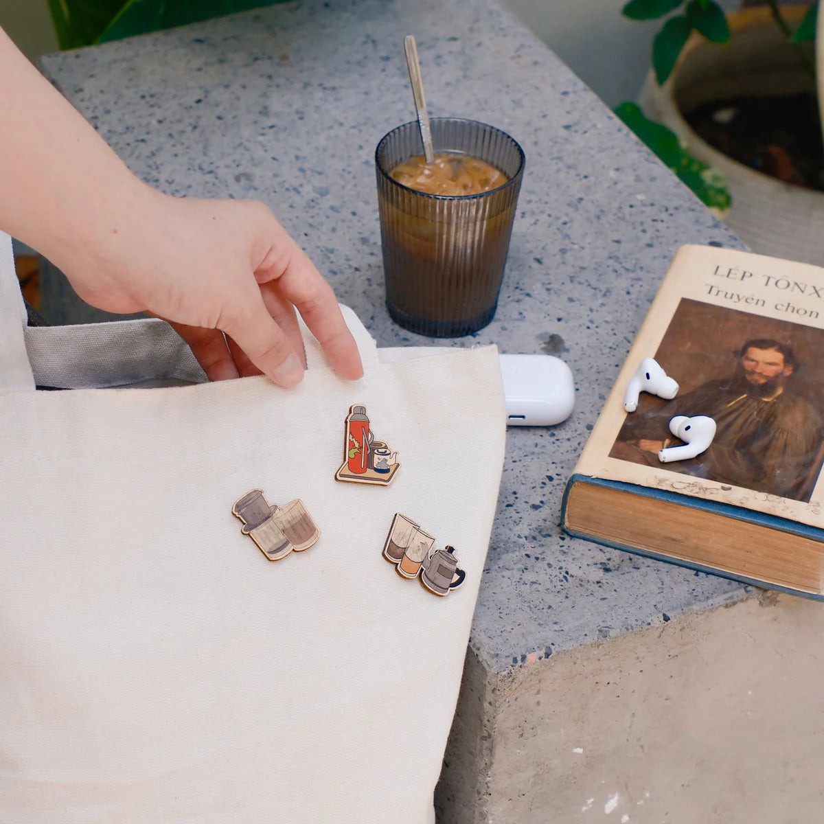 Pin Gỗ Biểu Tượng Việt Nam